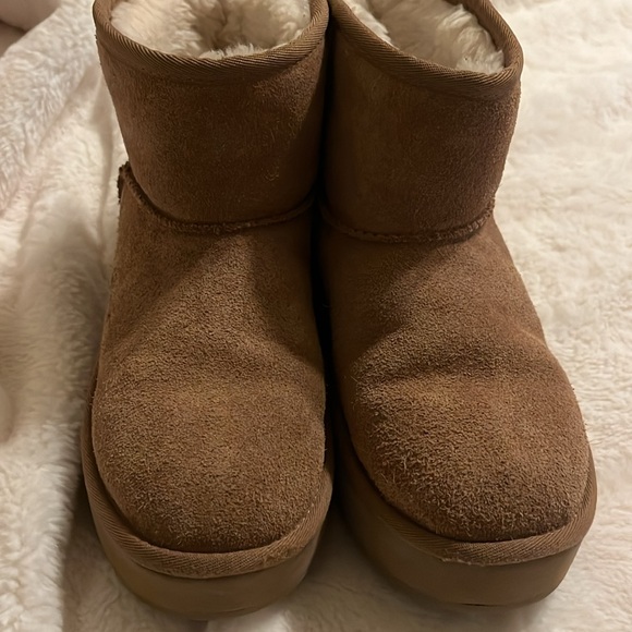 UGGS - Picture 2 of 6
